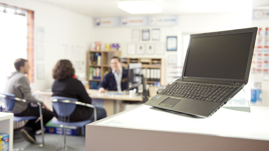 Verkaufsgesprch Computer im Fachgeschft von Peter Hartmann